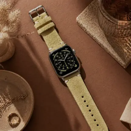 Apple Watch Vintage Wildleder Armband beige von vild Hamburg, an der Uhr montiert und von oben dekorativ fotografiert