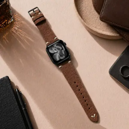 Apple Watch vintage brown suede strap from vild Hamburg, mounted on the watch with matching decoration in the top view.