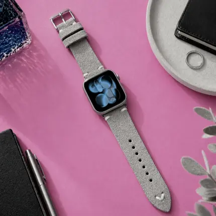 Apple Watch Vintage Wildleder Armband grau von vild Hamburg, an der Uhr montiert und von oben mit Dekoration gezeigt