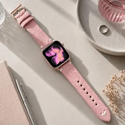 Apple Watch Vintage Wildleder Armband rosa von vild Hamburg, montiert an der Uhr und von oben mit passender Dekoration fotografiert