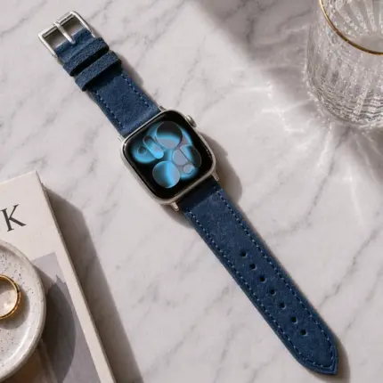 Apple Watch Wildleder Armband dunkelblau von vild Hamburg, montiert an der Uhr in dekorierter Ansicht von oben