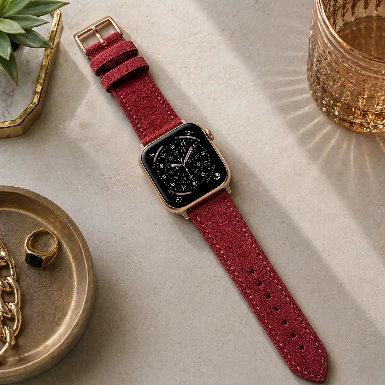 Apple Watch Wildleder Armband dunkelrot von vild Hamburg, montiert an der Uhr und dekorativ von oben fotografiert