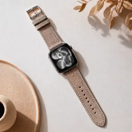 Apple Watch Wildleder Armband grau beige von vild Hamburg, montiert an der Uhr und von oben mit Dekoration gezeigt