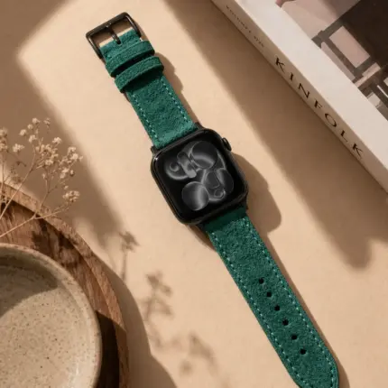 Apple Watch Wildleder Armband kräftig grün von vild Hamburg, an der Uhr montiert und von oben dekorativ fotografiert