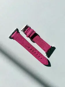 apple watch wildleder armband pink im Sonnenlicht auf farblichem Hintergrund von vild Hamburg