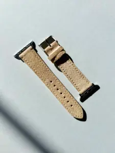 apple watch wildleder armband sand beige im Sonnenlicht auf farblichem Hintergrund von vild Hamburg
