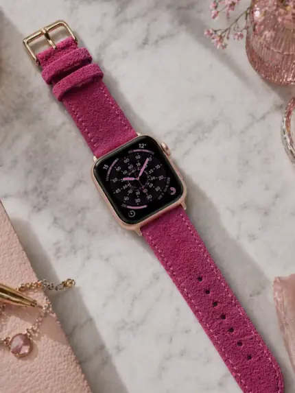 Apple Watch Wildleder Armband pink von vild Hamburg, an der Uhr montiert und dekorativ von oben gezeigt