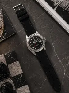 Wildlederarmband Schwarz von vild Hamburg, an einer Rolex Explorer II montiert und von oben mit passender Dekoration gezeigt