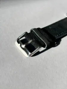 wildleder uhrarmband schwarz Edelstahl Dornschließe im Sonnenlicht von vild Hamburg