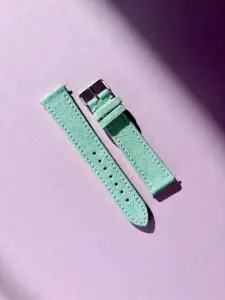wildleder uhrarmband tuerkis im Sonnenlicht auf farblichem Hintergrund von vild Hamburg