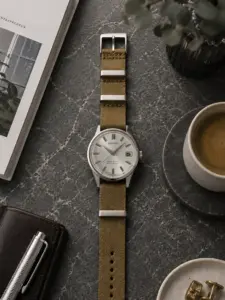 Khaki Stoff NATO Strap von vild Hamburg, an einer King Seiko 4402-8000 Vintage montiert und von oben mit passender Tischdekoration gezeigt
