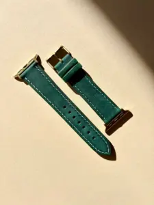 apple watch lederarmband gruen kontrast garn im Sonnenlicht auf farblichem Hintergrund von vild Hamburg