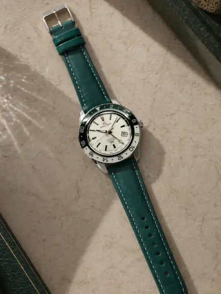 Lederarmband Grün von vild Hamburg, an einer Grand Seiko Sport GMT montiert und von oben dekorativ fotografiert