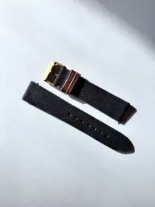 canvas uhrarmband dunkelblau im Sonnenlicht auf farblichem Hintergrund von vild Hamburg