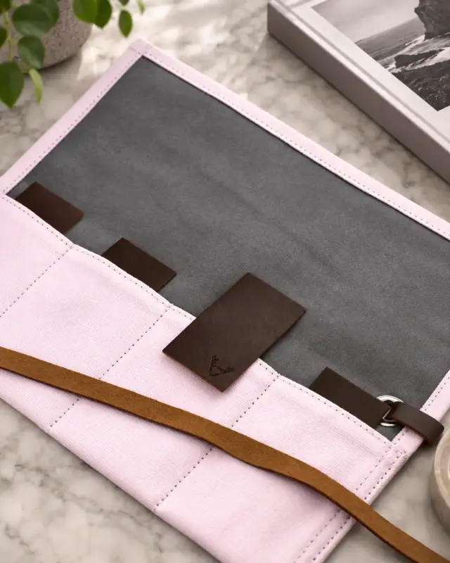 vild Canvas Uhrenrolle in Hellrosa mit grauem Inlet geöffnet mit Lederpatches auf Marmortisch