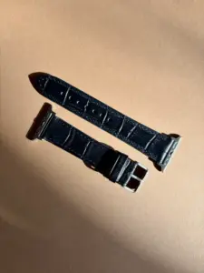 apple watch kroko lederarmband schwarz im Sonnenlicht auf farblichem Hintergrund von vild Hamburg