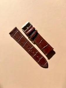 kroko leder uhrarmband braun im Sonnenlicht auf farblichem Hintergrund von vild Hamburg