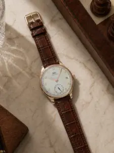 Kroko Lederarmband Braun von vild Hamburg, an einer IWC Portugieser montiert und von oben dekorativ fotografiert