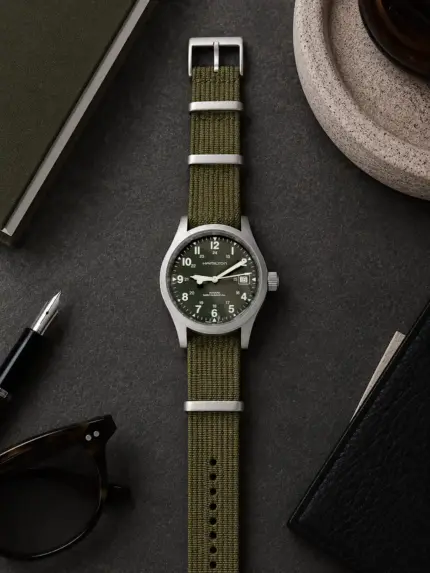 Oliv grünes Premium NATO Strap von vild Hamburg, montiert an einer Hamilton Khaki Field Mechanical und dekorativ von oben gezeigt