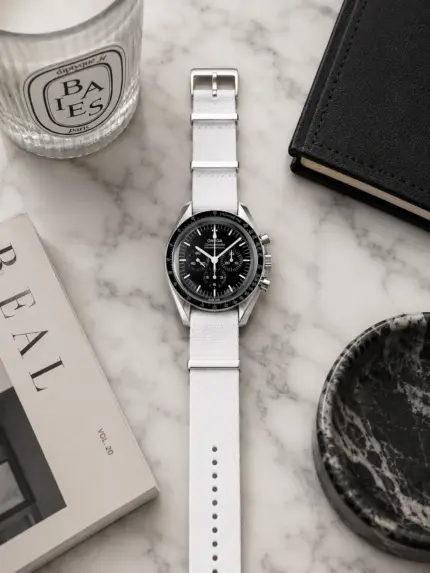 Weißes Textil NATO Strap von vild Hamburg, montiert an einer Omega Speedmaster Professional Moonwatch und dekorativ von oben aufgenommen