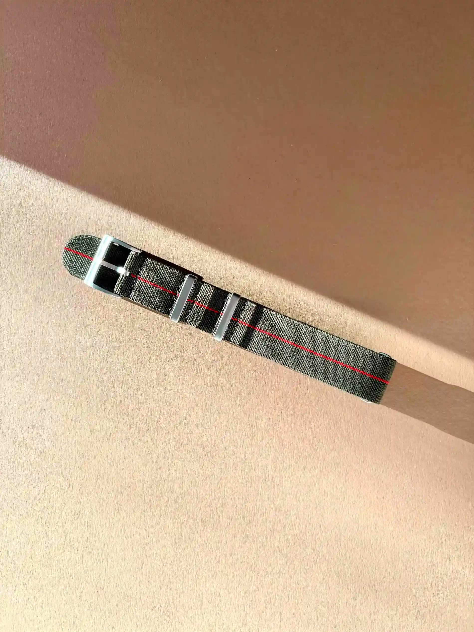 textile-nato-strap-red-olive-vild <b>ALDO</b> <br><small>Textil Nato Strap grün-rot</small> – Bild 1