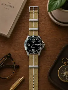 Khaki weiß gestreiftes Textil NATO Strap von vild Hamburg an einer Longines HydroConquest Taucheruhr, von oben mit passender Dekoration fotografiert