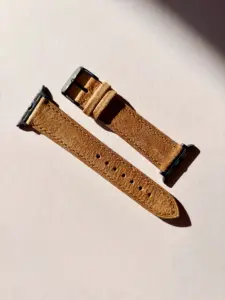 apple watch wildleder armband bernstein im Sonnenlicht auf farblichem Hintergrund von vild Hamburg