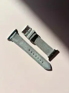apple watch wildleder armband grau blau im Sonnenlicht auf farblichem Hintergrund von vild Hamburg