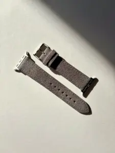 apple watch wildleder armband grau im Sonnenlicht auf farblichem Hintergrund von vild Hamburg
