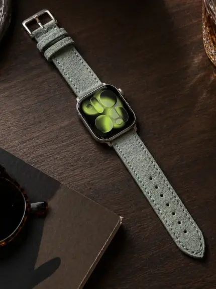 Apple Watch Wildleder Armband blau grau von vild Hamburg, an der Uhr montiert und von oben mit Dekoration fotografiert