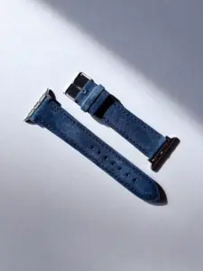 apple watch wildleder armband dunkelblau im Sonnenlicht auf farblichem Hintergrund von vild Hamburg