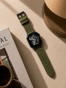 Apple Watch Wildleder Armband fichte grün von vild Hamburg, an der Uhr montiert mit passender Dekoration in der Draufsicht