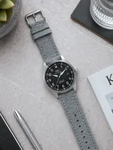 Wildlederarmband Grau Blau von vild Hamburg, an einer IWC Pilot’s Watch Mark XVIII montiert und von oben fotografiert