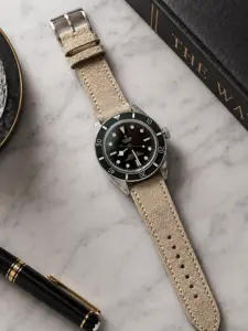 Wildlederarmband Sand von vild Hamburg, an einer Tudor Black Bay 54 montiert und von oben dekorativ fotografiert