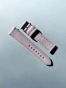 wildleder uhrarmband flieder im Sonnenlicht auf farblichem Hintergrund von vild Hamburg