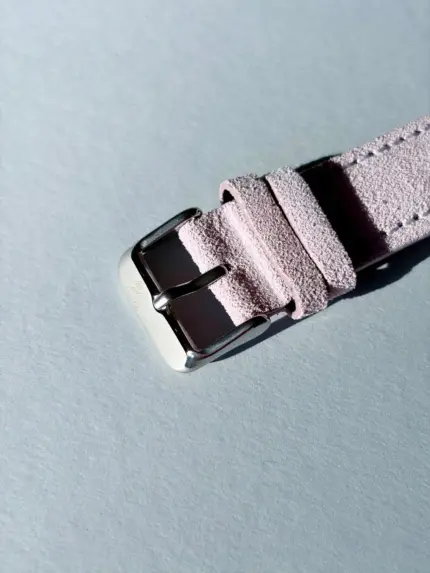 wildleder uhrarmband flieder Edelstahl Dornschließe im Sonnenlicht von vild Hamburg
