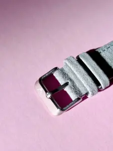 wildleder uhrarmband grau blau Edelstahl Dornschließe im Sonnenlicht von vild Hamburg
