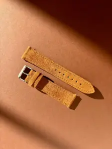 wildleder uhrarmband kraeftig braun im Sonnenlicht auf farblichem Hintergrund von vild Hamburg