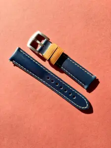 leder uhrarmband rustikal blau im Sonnenlicht auf farblichem Hintergrund von vild Hamburg