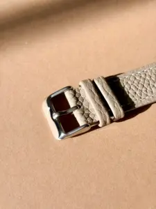 leder uhrarmband taupe Edelstahl Dornschließe im Sonnenlicht von vild Hamburg