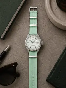 Tiffany türkis Premium NATO Strap von vild Hamburg an einer Rolex Datejust 38 mm White, dekorativ von oben fotografiert