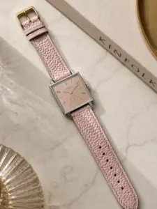 Lederarmband Rosa von vild Hamburg, an einer NOMOS Tetra montiert und von oben dekorativ gezeigt