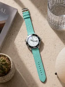 Lederarmband Türkis von vild Hamburg, an einer Omega Seamaster Diver 300M montiert und von oben mit passender Dekoration fotografiert