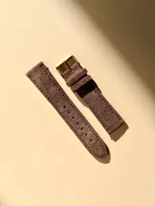 wildleder uhrarmband dunkelbraun im Sonnenlicht auf farblichem Hintergrund von vild Hamburg