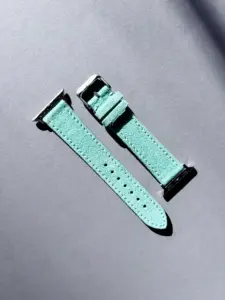 apple watch wildleder armband tuerkis im Sonnenlicht auf farblichem Hintergrund von vild Hamburg