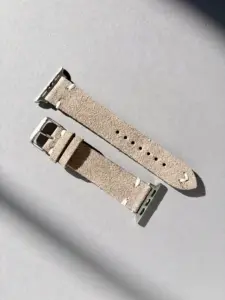apple watch wildleder armband vintage grau beige im Sonnenlicht auf farblichem Hintergrund von vild Hamburg