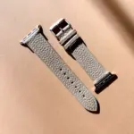 apple watch lederarmband taupe im Sonnenlicht auf farblichem Hintergrund von vild Hamburg