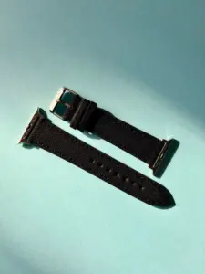 apple watch canvas armband schwarz im Sonnenlicht auf farblichem Hintergrund von vild Hamburg