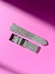 canvas uhrarmband grau meliert im Sonnenlicht auf farblichem Hintergrund von vild Hamburg