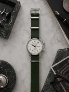 Grünes Leder NATO Strap von vild Hamburg, montiert an einer Bremont Martin Baker II und dekorativ von oben fotografiert